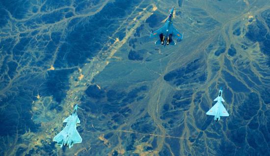 公祭日前夕 空军公布歼20歼16歼10C五机同框