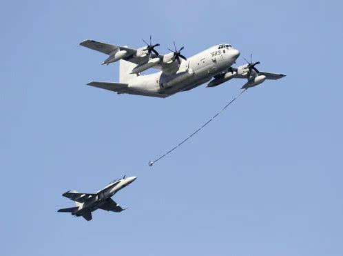 2017年5月进行表演飞行的KC-130空中加油机（上）和F/A-18战斗机