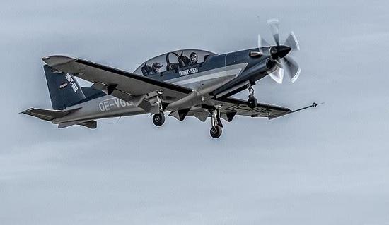 中国新型AT20首飞 座舱屏幕尺寸竟与F35相当