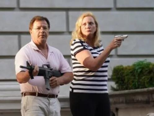 美国示威中一对白人＂枪手夫妇＂火了 但武器选
