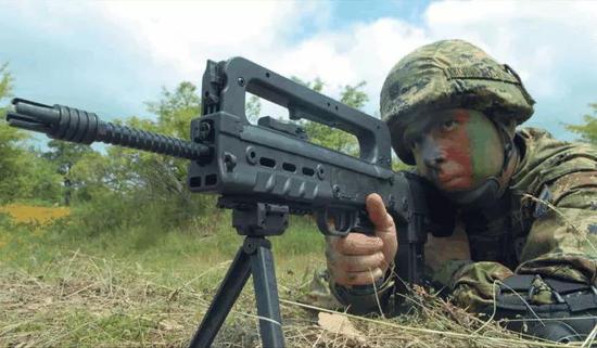 完这张图大家一定有话要讲——这特么的不就是法国的famas么?