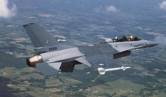 巴基斯坦空军F-16BLOCK15战斗机，注意它挂载的是早期响尾蛇导弹
