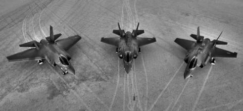 F-35ABC三型合照，（左侧：F-35C、中间：F-35B、右侧：F-35A）