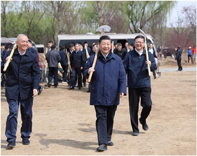 2019年4月8日，党和国家领导人习近平、栗战书、汪洋、王沪宁、赵乐际、韩正、王岐山等来到北京市通州区永顺镇参加首都义务植树活动。新华社记者 鞠鹏 摄