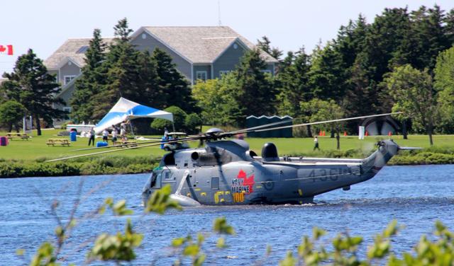 图为在加拿大表演水上着陆的“海王”直升机，驾机者为英国第二顺位王位继承人威廉王子。