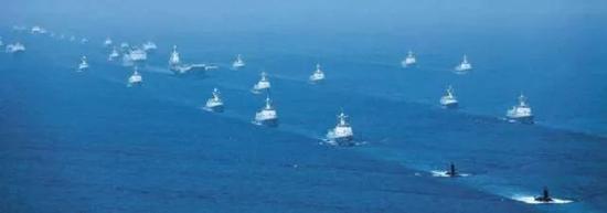 中国在南部海域的一次海上阅兵场面震撼