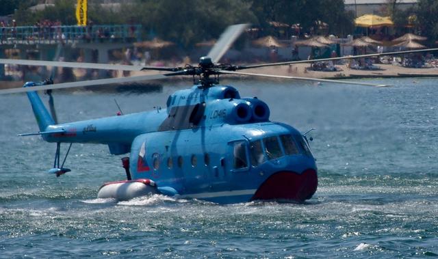 图为在水上降落的米-14直升机，红色的“船底”非常显眼。