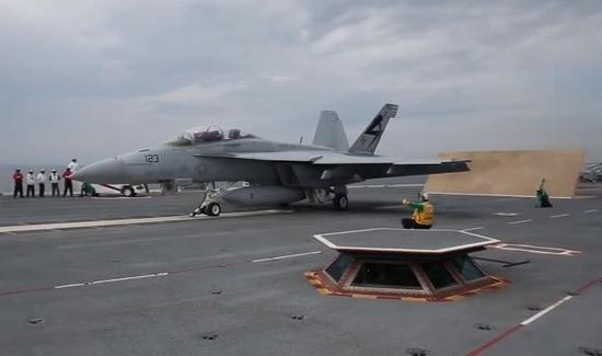 F-18F战机准备从“福特”号航母上利用电磁弹射器起飞。