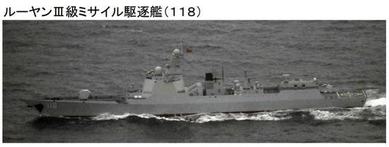 日本自卫队拍摄的中国052D舰穿越对马海峡向北航行进入日本海