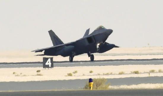 F-22“猛禽”隐身战斗机降落在卡塔尔乌代德空军基地