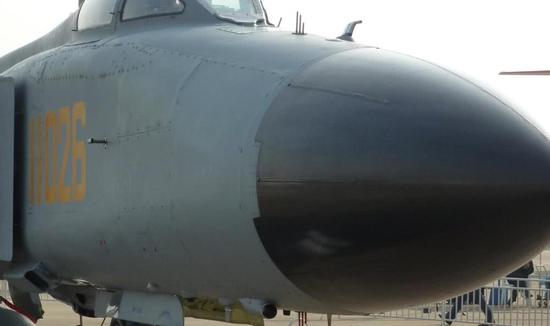歼8战机检修遇麻烦：雷达舱经常需要硬撬才能打