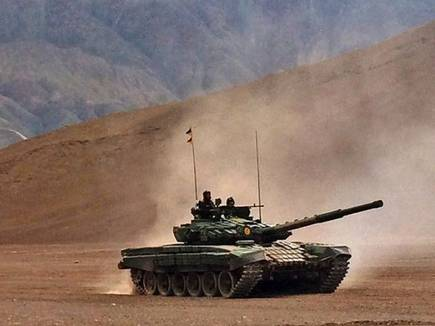中印边境地区主要装甲威胁，是西段T-72M1和BMP-2，并不存在T-90打15