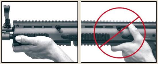 △ 03式的拉机柄只是有打手的嫌疑，但FN SCAR的拉机柄若不采用正确姿势是真的会打手……