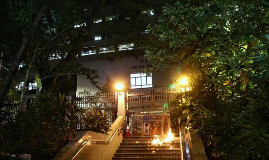 激进示威者在尖沙咀警署门口纵火