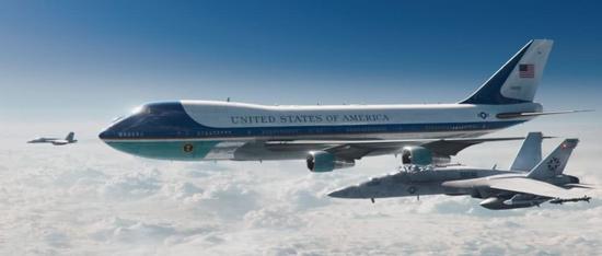 打下美 空军一号 有多难 武装到牙齿自卫系统曝光 空军一号 总统专机 美国 新浪军事 新浪网