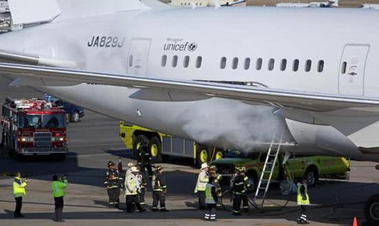 图为电池仓起火扑灭后仍旧浓烟滚滚的日本航空波音787客机。