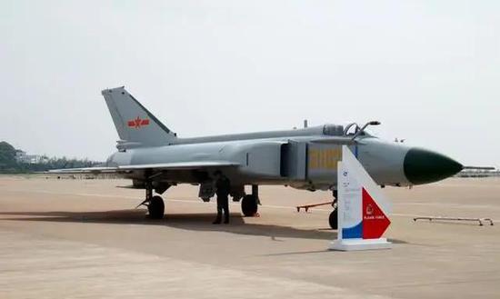 我歼20战机首用伸缩式受油管 但比硬管加油仍有