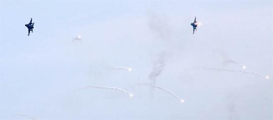 台军F-16投放火焰弹模拟攻击 图片来自台媒