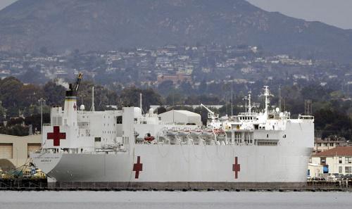 美军大型医疗船抵达洛杉矶 带来上千张病床