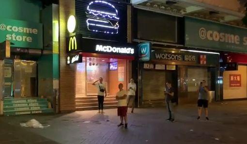 记者想采访他,