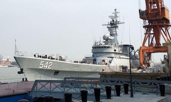 图为在船厂拆卸武器并翻新的542"铜陵"号护卫舰.