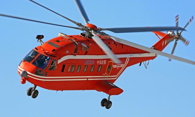 图为AC313消防直升机，平整的机腹能极大减少空气阻力。