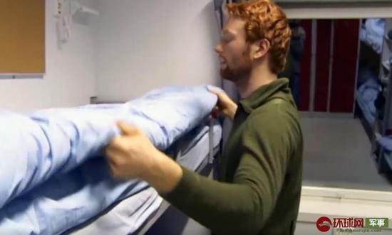 挪威军队男女混住宿舍内部曝光 男女兵一起叠被