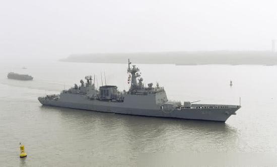 图片:“忠武公李舜臣”号驱逐舰从吴淞口驶入黄浦江。