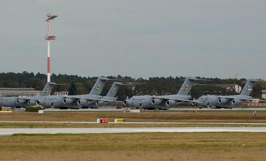 图为在德国拉姆斯坦空军基地前沿部署的美国C-17运输机群。