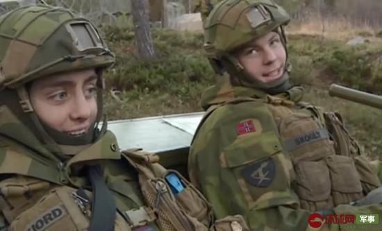 挪威军队男女混住宿舍内部曝光 男女兵一起叠被