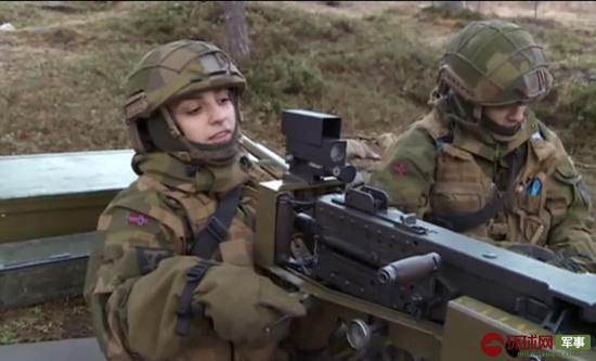 挪威军队男女混住宿舍内部曝光 男女兵一起叠被