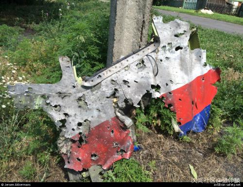 MH17机身残骸，弹片痕迹清晰可见