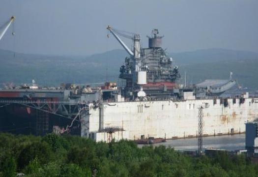 图为先前在PD-50浮船坞内维修的库兹涅佐夫号航母，可见PD-50吊车的体积之大。