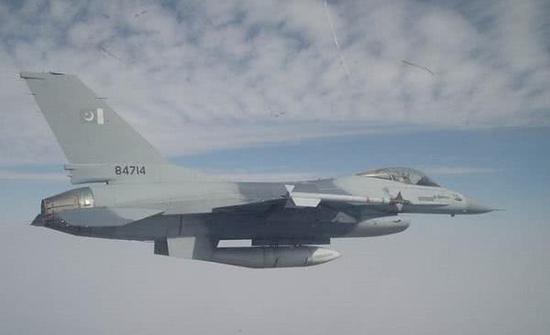 1架经过有限升级后的F-16AS，注意它挂载的是AIM-9L导弹