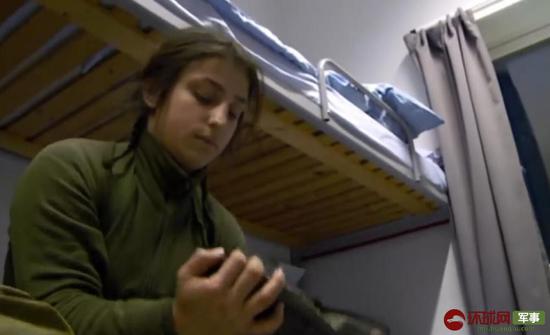 挪威军队男女混住宿舍内部曝光 男女兵一起叠被