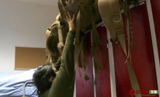 挪威军队男女混住宿舍内部曝光 男女兵一起叠被