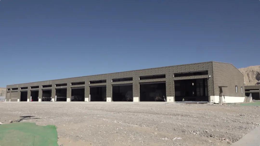 便于人员快速集结;战备物资库房与车库实现了无缝对接,便于部队在应急