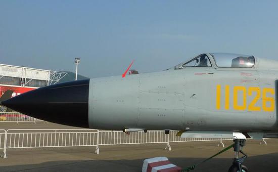 歼8战机检修遇麻烦：雷达舱经常需要硬撬才能打