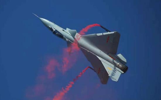 （歼-10B装上了推力矢量版的太行发动机，表演了多种高难度飞行动作）