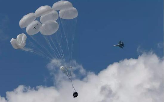 我军不学俄搞战车载人空投 利用运20优势效率不输俄|中国|伞兵|俄军