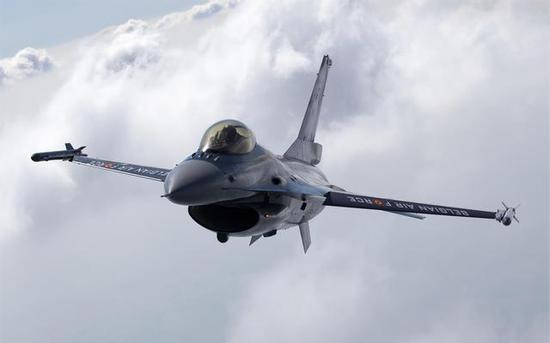 到了F-35战斗机就不再是“能量机动理论”的天下了，而让位给了隐身性。