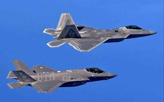 美国F-22与F-35形成高低搭配