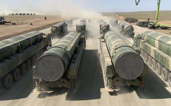 阅兵式上展示的中国东风-31导弹
