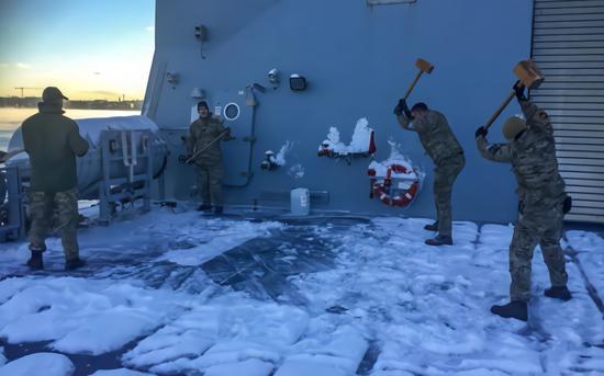 北约军舰硬闯俄北极军港示威 无奈全身结冰只能