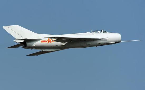 图为最后一批飞行的歼-6战斗机.