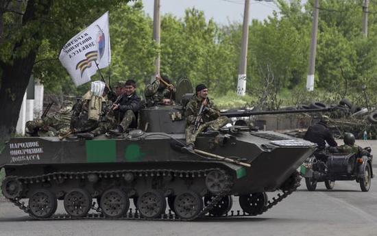 图为乌克兰危机时快速反应的俄伞兵战车，欧洲各国迟钝的反应暴露无遗。