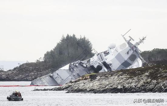 挪威军舰和油轮相撞，冲向海岸搁浅