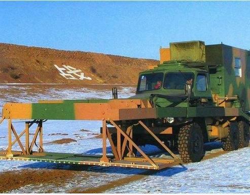 解放军再也不担心地雷威胁这款扫雷车弥补我军缺陷