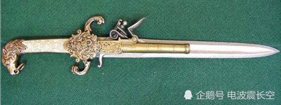 其实匕首枪这类武器在历史上很早就出现了,在18世纪的前膛装弹燧发枪
