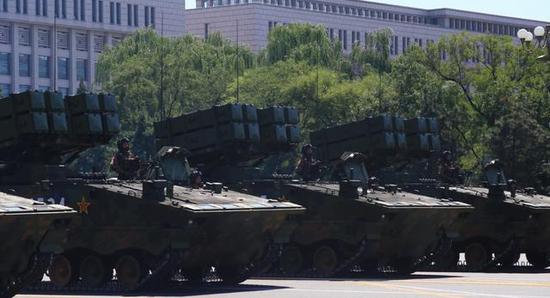 3"阅兵通过天安门广场的履带版"红箭10"(图片来源于:网络)